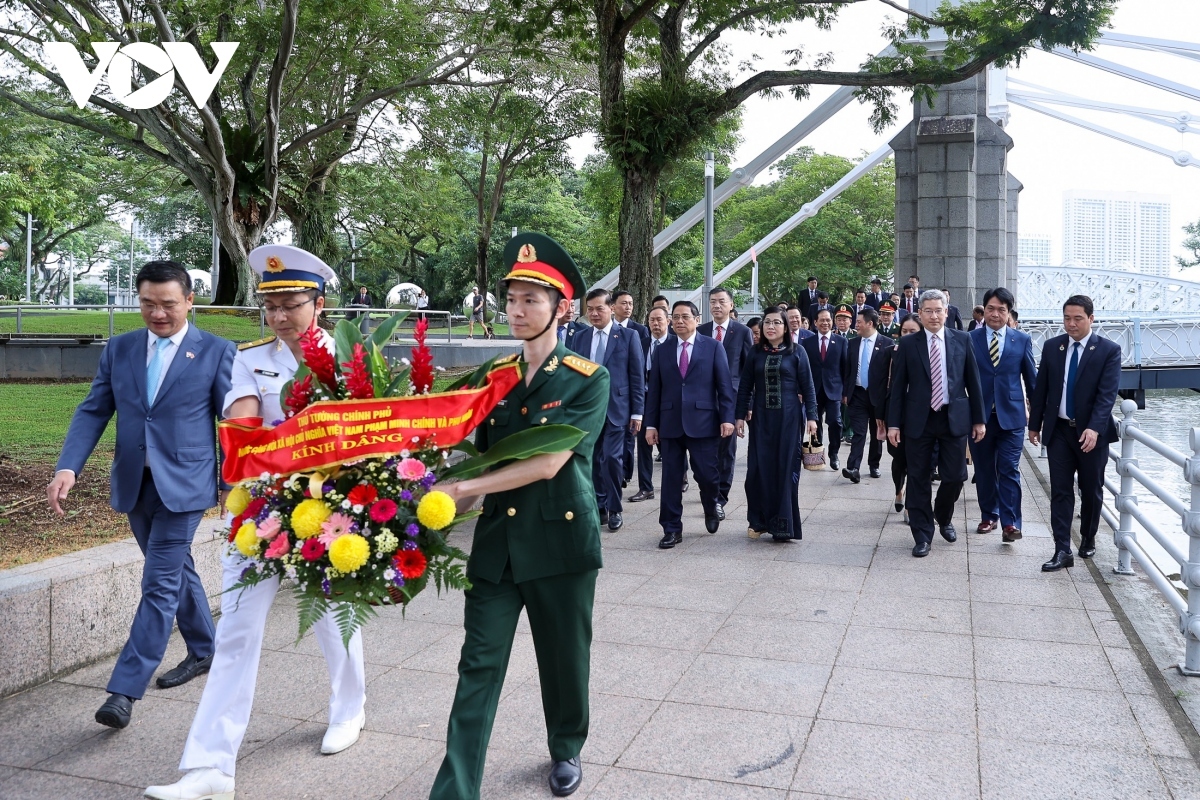 While staying in Singapore, Prime Minister Pham Minh Chinh lays flowers at the President Ho Chi Minh Monument inside the Asian Civilizations Museum and visited the Singapore Botanic Gardens.