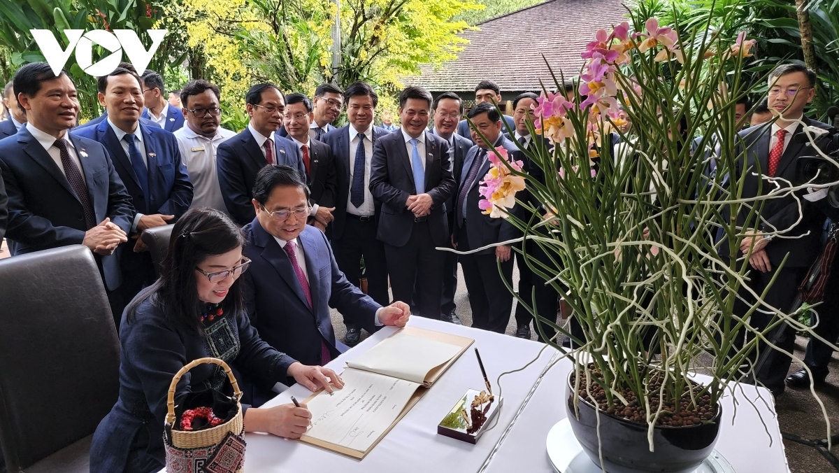 The Vietnamese PM attends a ceremony to name a new species of orchid at the Botanic Gardens.