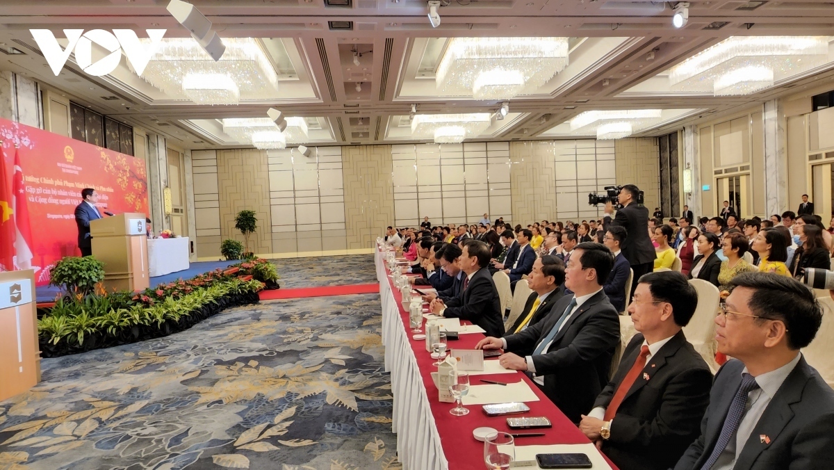 The PM also has a talk with the Vietnamese Embassy’s staff and representatives of Vietnamese expatriates in Singapore.