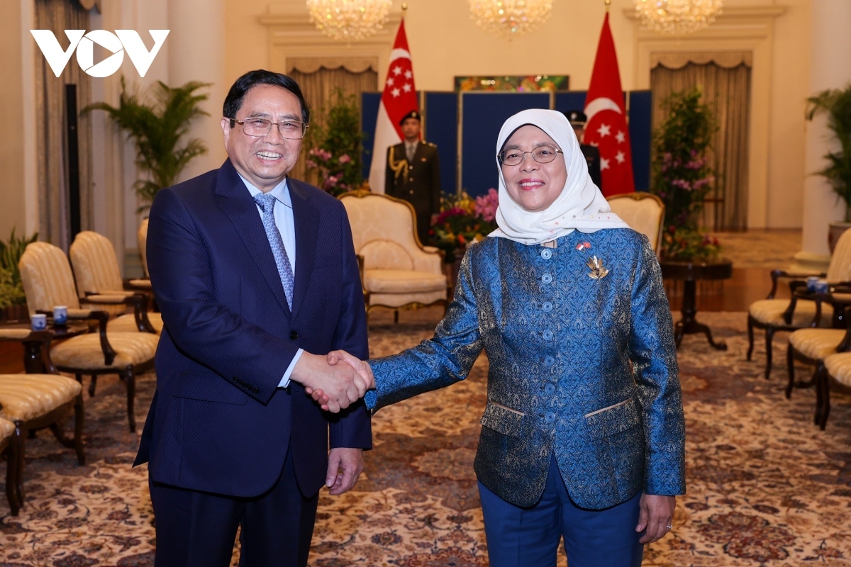 Meeting with President Halimah Yacob on February 9, the two sides agree to deepen the pillars of cooperation, especially in politics, economy, security, defense, education and training of high-quality human resources, while promoting people-to-people exchanges, stimulating tourism demand, enhancing initiatives on maritime connectivity, as well as strengthening cooperation in new fields in line with the 4.0 industrial era.