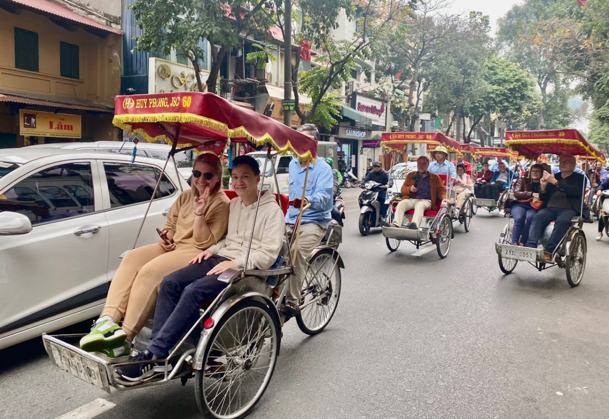 MICE tourists from Europe visit notable sightseeing spots across the country. (Photo: tcdulichtphcm.vn)