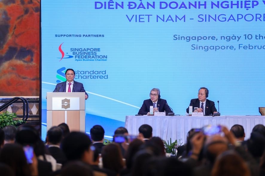 Vietnamese Prime Minister Pham Minh Chinh speaks at the Vietnam - Singapore business forum in Singaporeon February 10. (Photo" VGP)