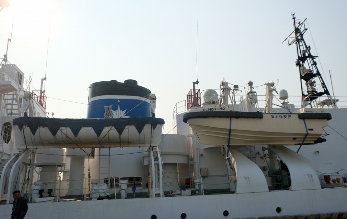 The ship has a total capacity of 3,304 tonnes, with 52 crew members onboard captained by Colonel Niwa Satoshi.