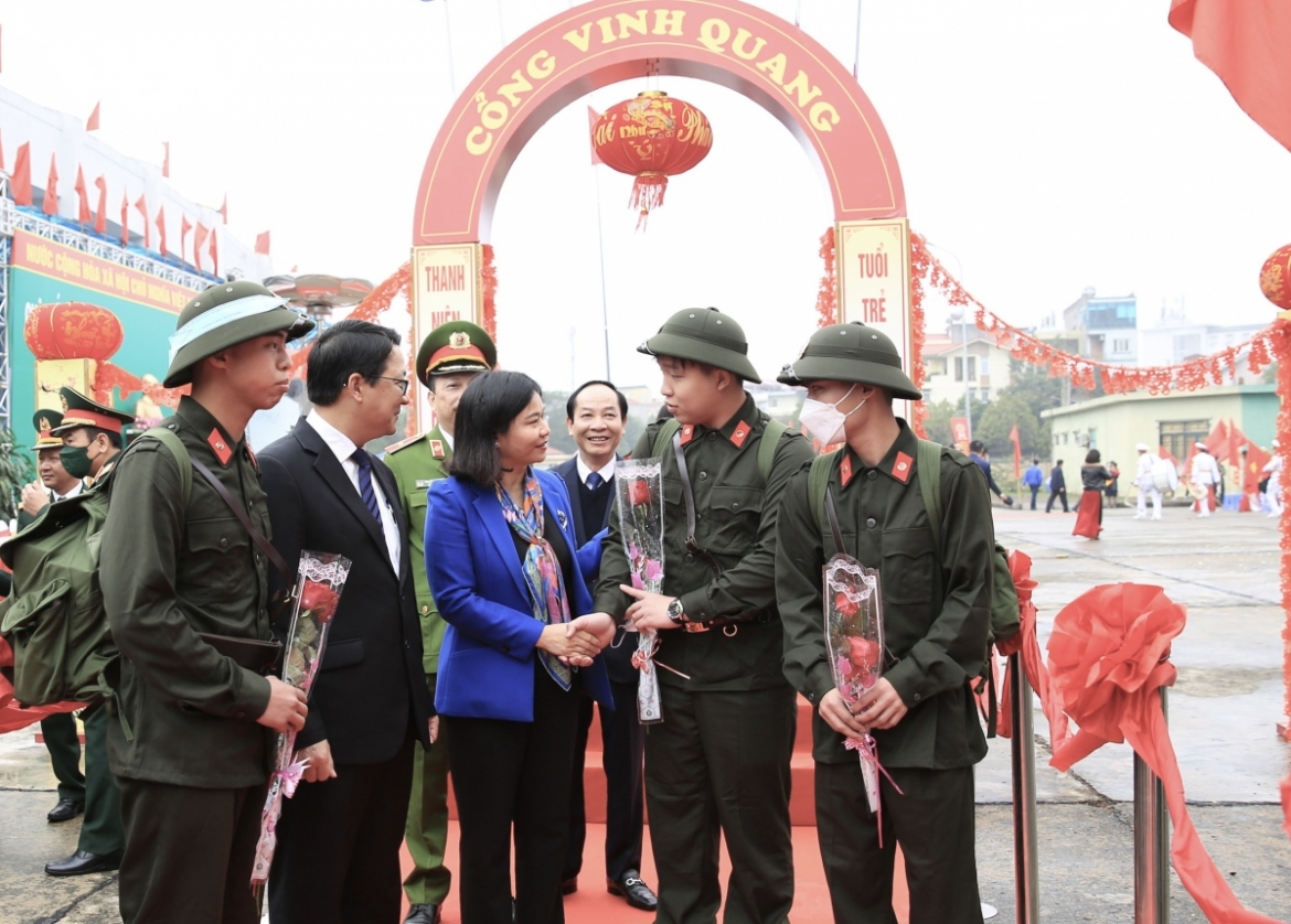 Nguyen Thi Tuyen, vice secretary of the Hanoi Party Committee, attends a send-off ceremony in Bac Tu Liem district.