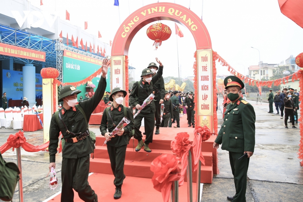 Youths in Hoan Kiem district say goodbye to their families and friends as they depart for military service.