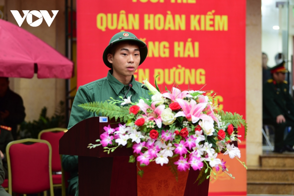 Nguyen Do Hai Phong of Hoan Kiem district, who represents young volunteers joining the army, promises to train himself and successfully fulfil all assigned tasks for the nation.