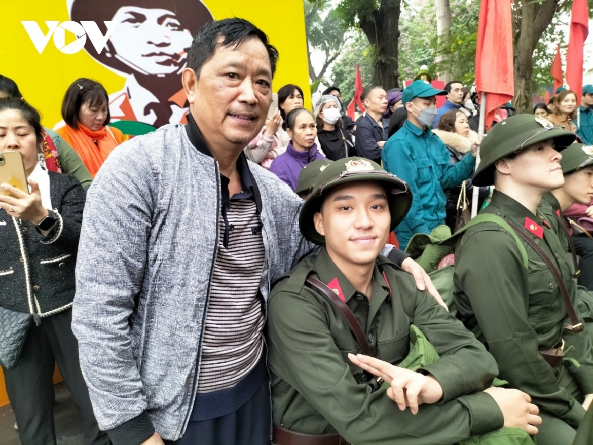 Do Dac Thang of Hoan Kiem district shows pride as it is the second time he has bid farewell to one of his sons joining the army.