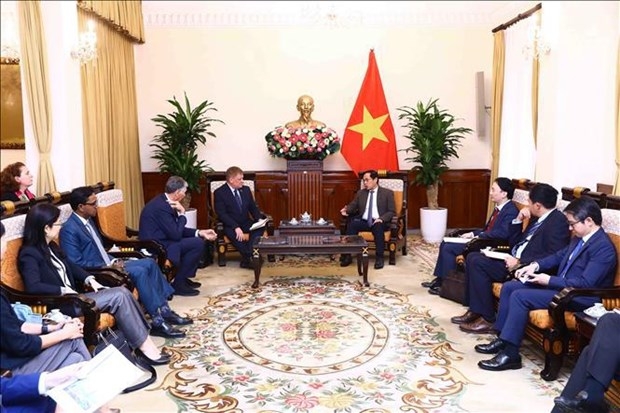 At the the meeting between Foreign Minister Bui Thanh Son (R) and the EU-ABC and EuroCham delegation 
(Photo: VNA)