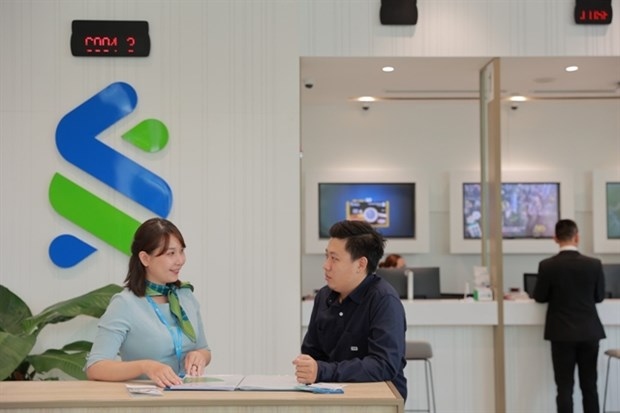 Transactions at Standard Chartered Bank Vietnam. (Photo courtesy of the bank)
