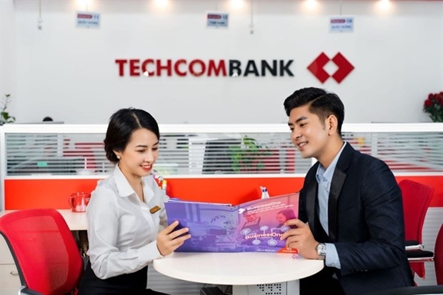 A Techcombank employee talks to a client. (Photo: courtesy of Techcombank)