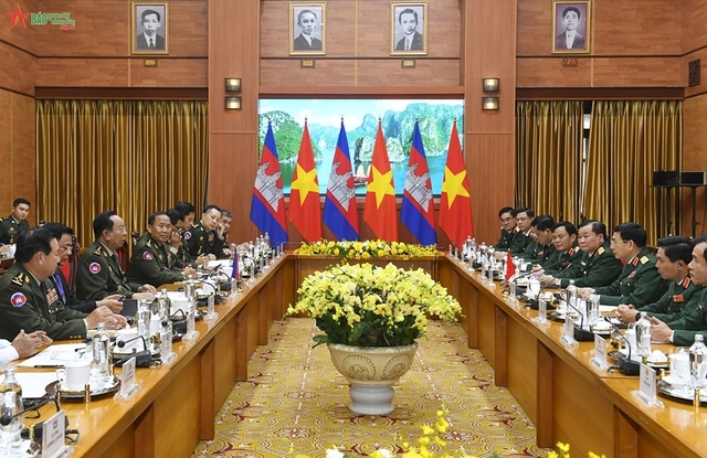 An overview of talks between the Defense Ministers of Vietnam and Cambodia in Hanoi on February 19. (Photo: PANO)