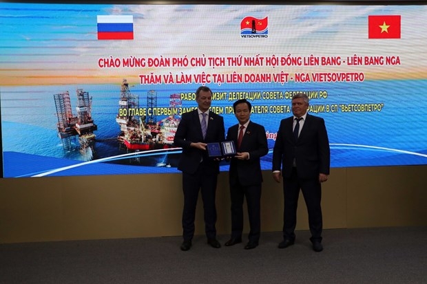 First Deputy Speaker of the Federation Council of Federal Assembly of Russia (upper house) Andrey Yatskin presents a souvenir to Vietsovpetro.