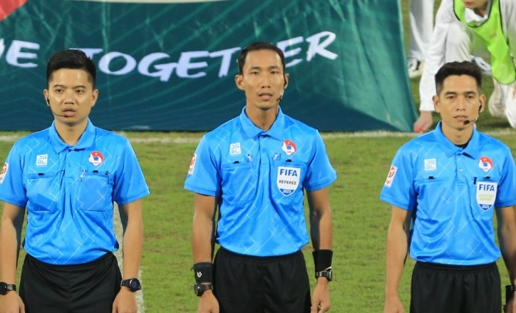 Le Vu Linh (C) becomes FIFA referee following latest recognition.