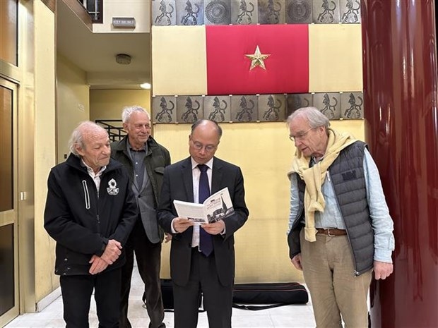 Vietnamese Ambassador to France Dinh Toan Thang (second from right) meets with the three Swiss nationals - Bernard Bachelard (first, left), Noé Graff (second, left) and Olivier Parriaux on March 25