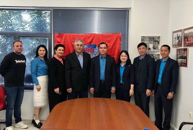 WFTU Honorary President George Mavrikos (fourth from left) receives Vietnamese delegation (Photo: VGCL)