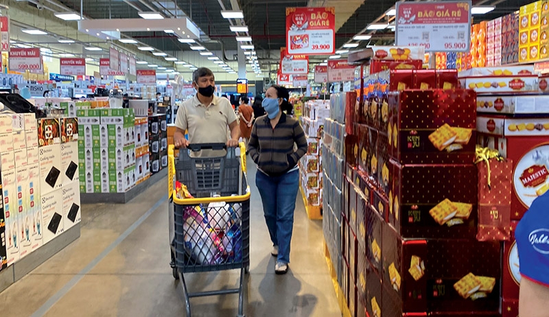 Shoppers at a local supermarket – Photo: Le Vu