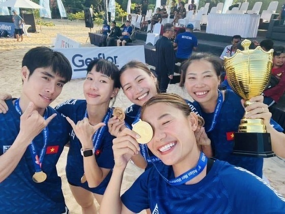 Vietnamese female team win Asian Beach Handball Championship gold medal (Photo: bongnem.vn)