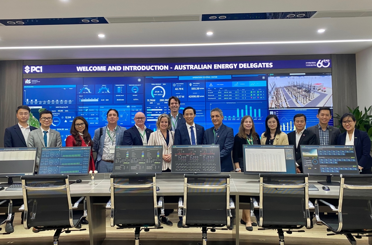 The Australian Energy mission visits PC1 data control room in Hanoi. (Photo: Australian Embassy)