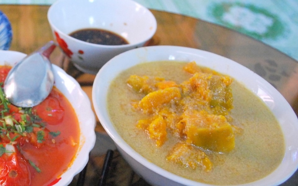 A bowl of pumpkin soup with coconut milk. (Photo: Tien Sa)