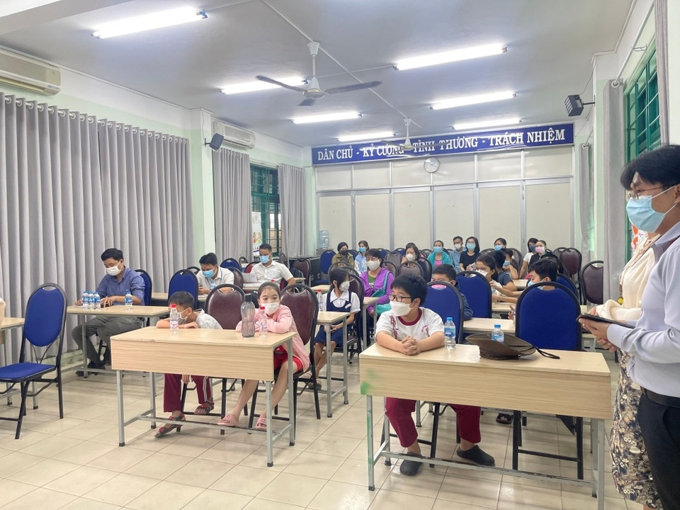 Healthcare workers conduct an epidemiological investigation at a class of Vo Truong Toan Primary School following the discovery of a cluster of H1N1 influenza A cases. (Photo: HCDC)