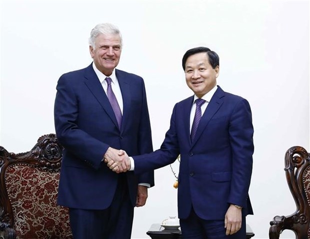 Deputy Prime Minister Le Minh Khai (R) receives Franklin Graham, President and CEO of Billy Graham Evangelistic Association and President of international relief organisation Samaritan’ Purse in Hanoi on March 1 (Photo: VNA)