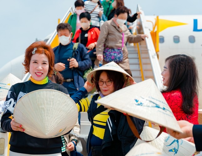 The first group of Korean nationals aboard Vietravel Airlines' charter flight from Daegu arrive at Cam Ranh International Airport in Khanh Hoa. (Photo: TPO)