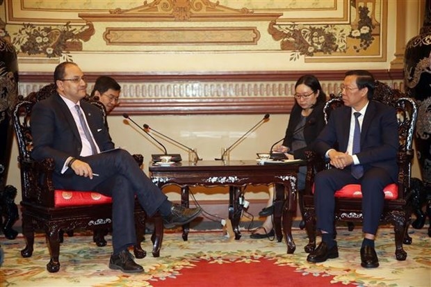 Chairman of the Ho Chi Minh City People’s Committee Phan Van Mai (R) and AUF President Prof. Slim Khalbous. (Photo: VNA)