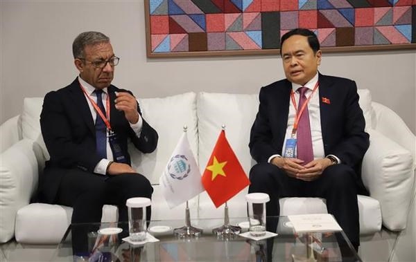 NA Vice Chairman Tran Thanh Man (R) meets with IPU President Duarte Pacheco on the sidelines of the 146th IPU Assembly in Bahrain. (Photo: VNA)