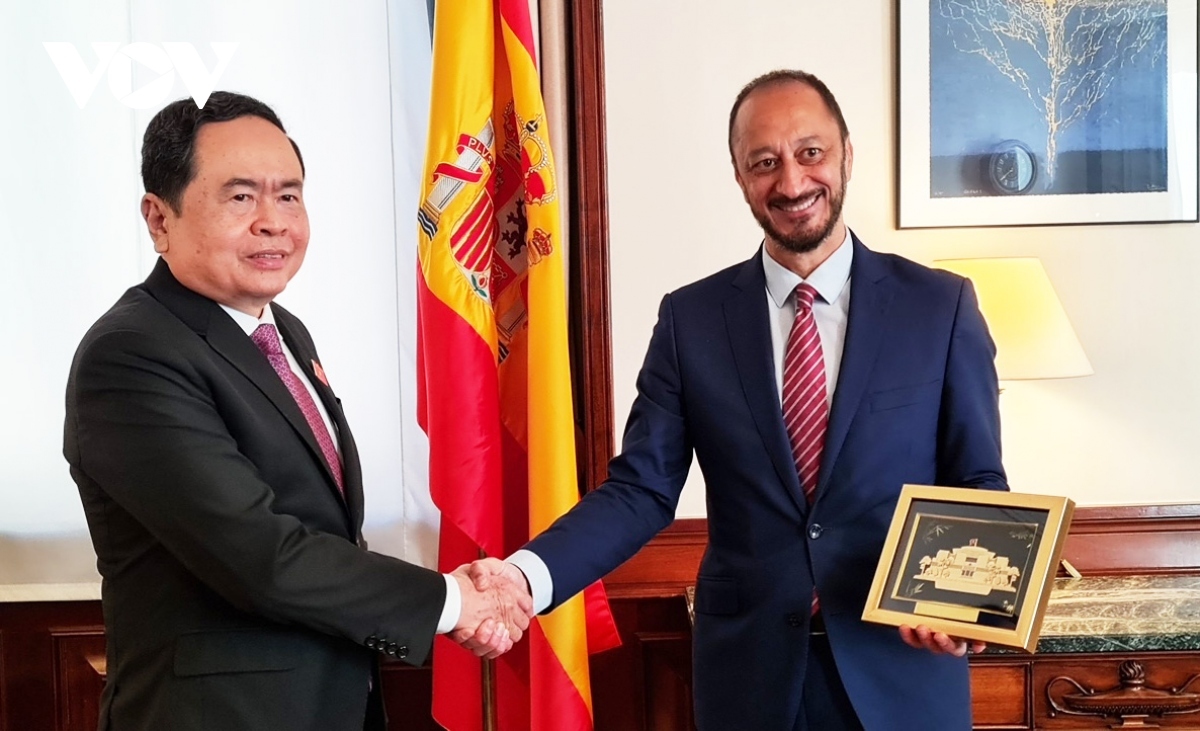 First Vice President of the Congress of Deputies of Spain Alfonso Rodriguez (R) receives NA Vice Chairman Tran Thanh Man 