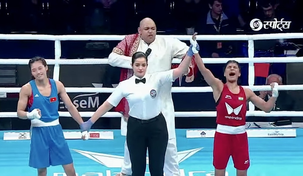 Vietnamese fighter Nguyen Thi Tam (left) loses 0-5 to world defending champion Nikhat Zareen at IBA Women’s World Boxing Championships in India on Mar. 26 evening. (Photo: TV screenshot).