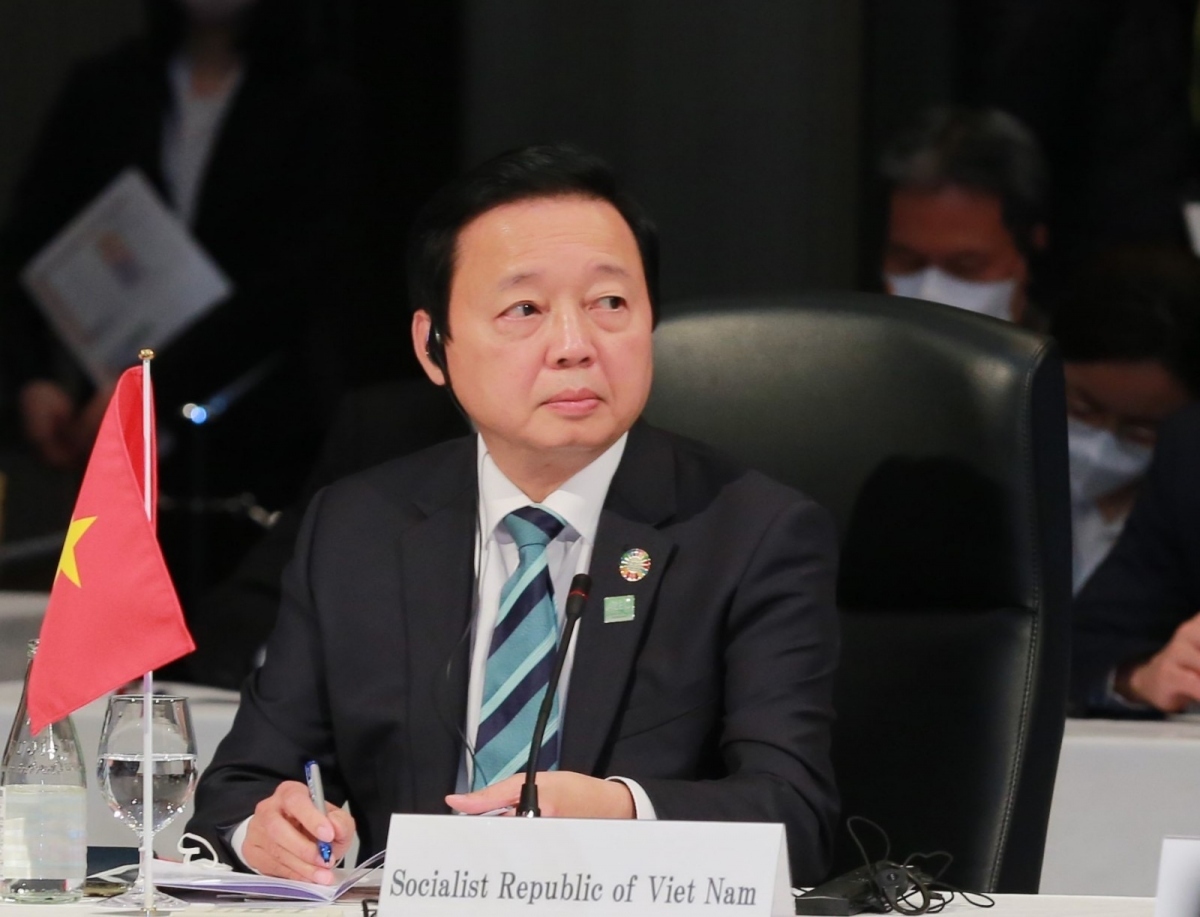  Deputy Prime Minister and Minister of Natural Resources and Environment Tran Hong Ha at the meeting