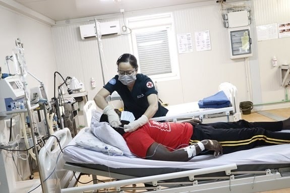 A doctor of Level-2 Field Hospital Rotation 3 in South Sudan cares for a patient. (Source: Vietnam Department of Peacekeeping Operations)