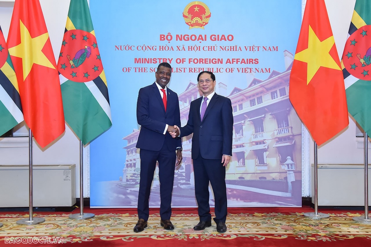 Minister of Foreign Affairs of Vietnam Bui Thanh Son (R) and Minister for Foreign Affairs, International Business, Trade and Energy of Dominica Vince Henderson, pose for a photo before their talks in Hanoi on March 20. (Photo: baoquocte.vn)