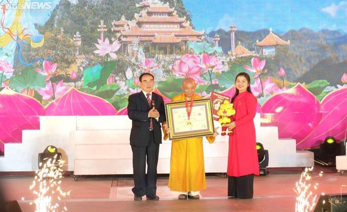 At the opening ceremony of Quan The Am festival 2023 held on March 8, representatives of the Quan The Am Pagoda in Ngu Hanh Son district of Da Nang receive a certificate of Vietnamese record for a set of 16 porcelain paintings.