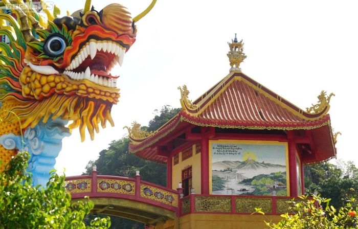 The 16 paintings have an impressive total area of 192m2. They are attached to the walls of four towers within the pagoda, including Phuoc Hue, Thai Hoa, Thanh Tuu, and Vien Man towers.