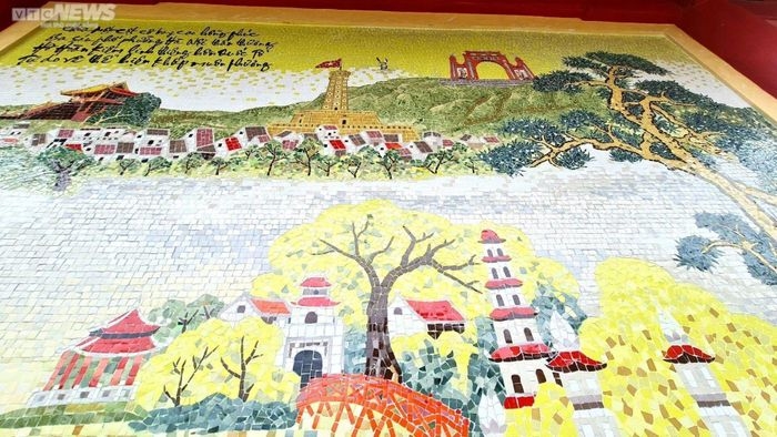 Phuoc Hue tower features porcelain paintings detailing sightseeing spots in Da Nang, such as the Han river and Ngu Hanh Son (Marble) mountains. Thai Hoa tower includes paintings of the Central Highlands region.