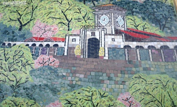 An image of Ben Thanh market is depicted within a porcelain painting.