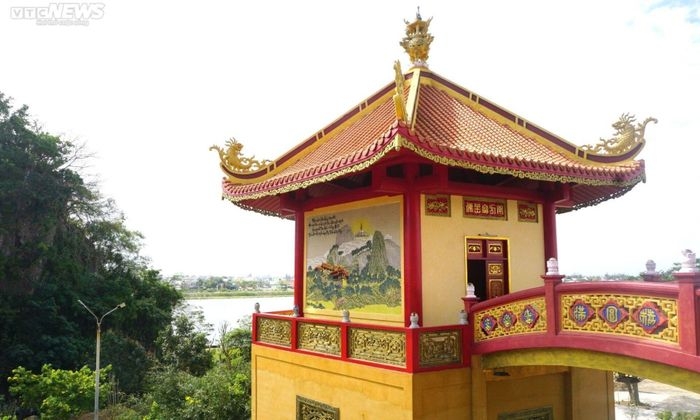 Quan The Am Pagoda, or Lady Buddha Da Nang, is located at the foot of Kim Son Mountain, one of the five mountains which makes up the Ngu Hanh Son (Marble) mountains in Da Nang. It features charming scenery and unique architecture, with the site offering an unforgettable experience to visitors.