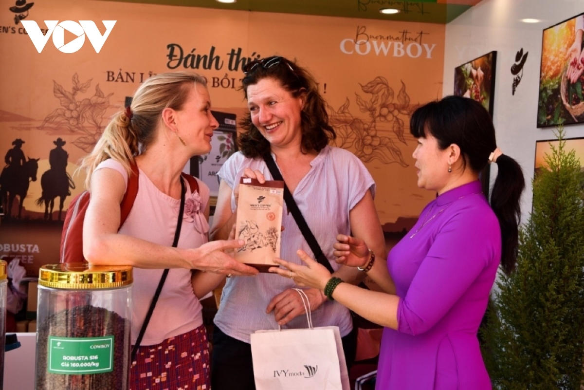 Foreign visitors are eager to take part in the festival and sample Vietnamese coffee products.