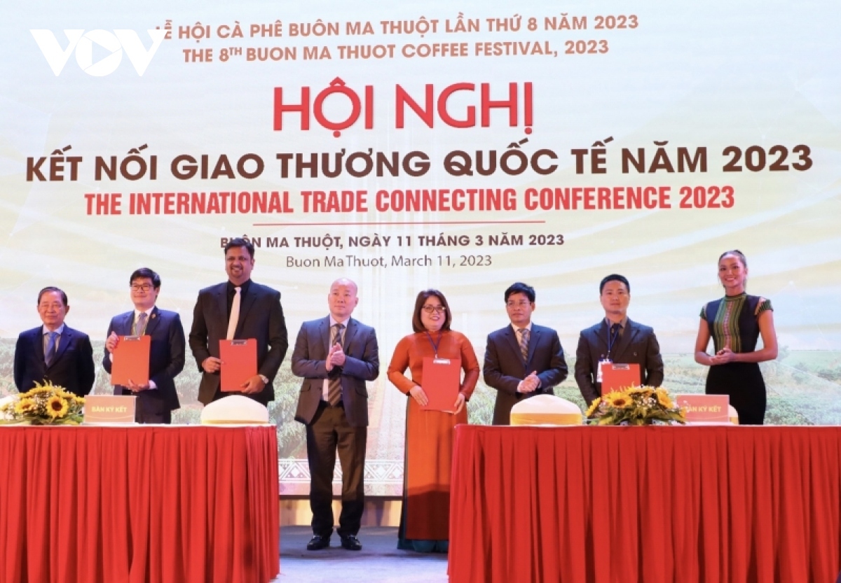 At an international trade connecting conference, domestic and foreign coffee importers come together with exporters to sign 10 memoranda of understanding and agreements on co-operation.