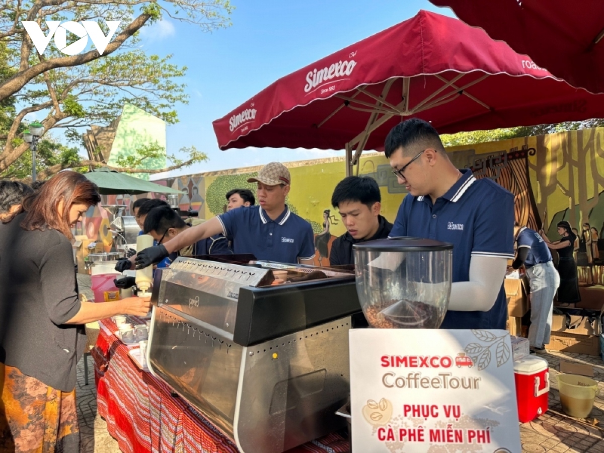 Nearly 500 outlets offer free coffee for festival goers as part of the occasion.