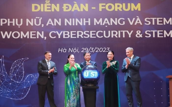 Delegates express their commitment to act for cybersecurity and gender equality in STEM (Photo: phunuvietnam.vn)