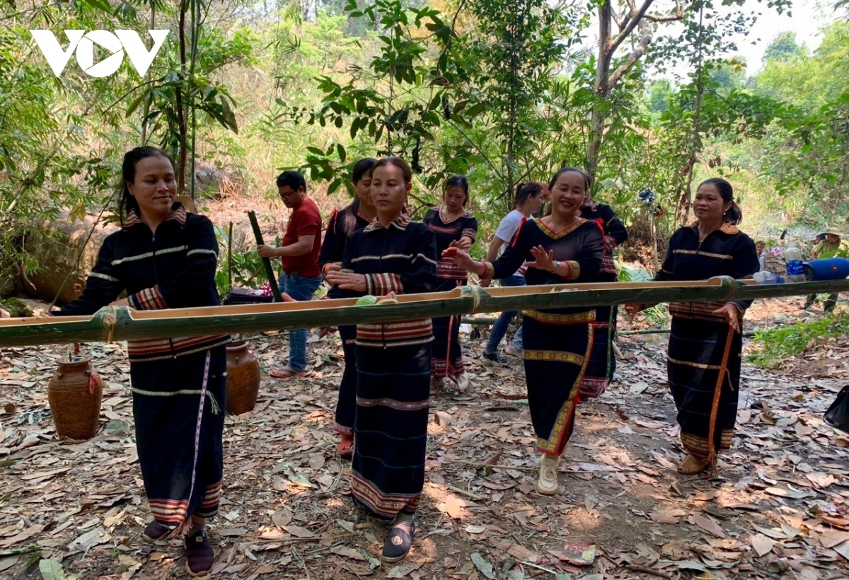 The forest god worship ceremony of the Jrai ethnic people in O Gang village in La Grai district of Gia Lai province is often held in spring after local villagers complete their harvest season.