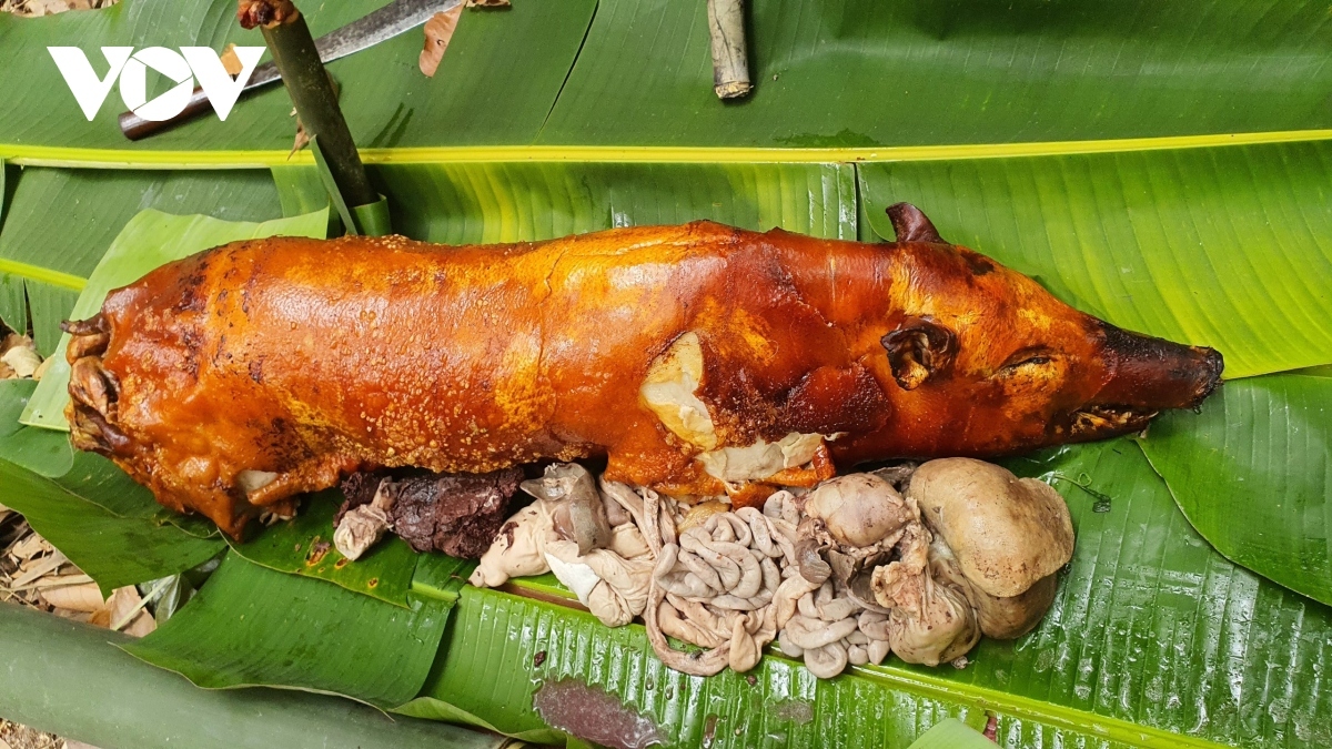 On the day of the ceremony, people bring offerings to the place of worship.