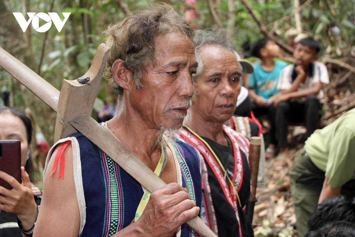After the rituals are performed, people often listen to the shaman who tells ancient and mysterious stories about the sacredness of the forest. Everyone believes that the forest god will protect them.