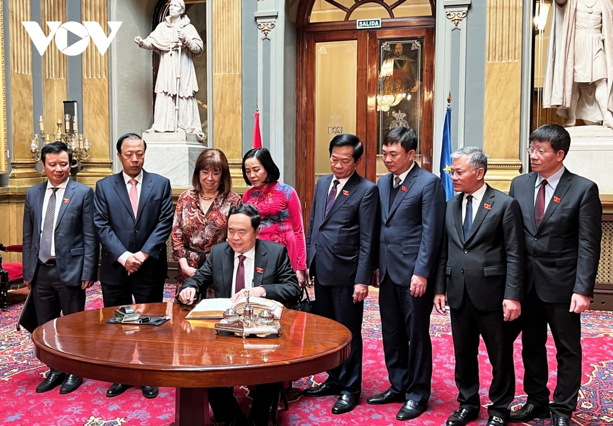 NA Vice Chairman Tran Thanh Man signs the scrapbook under the witness of Vice President of the Spanish Senate Cristina Narbona.