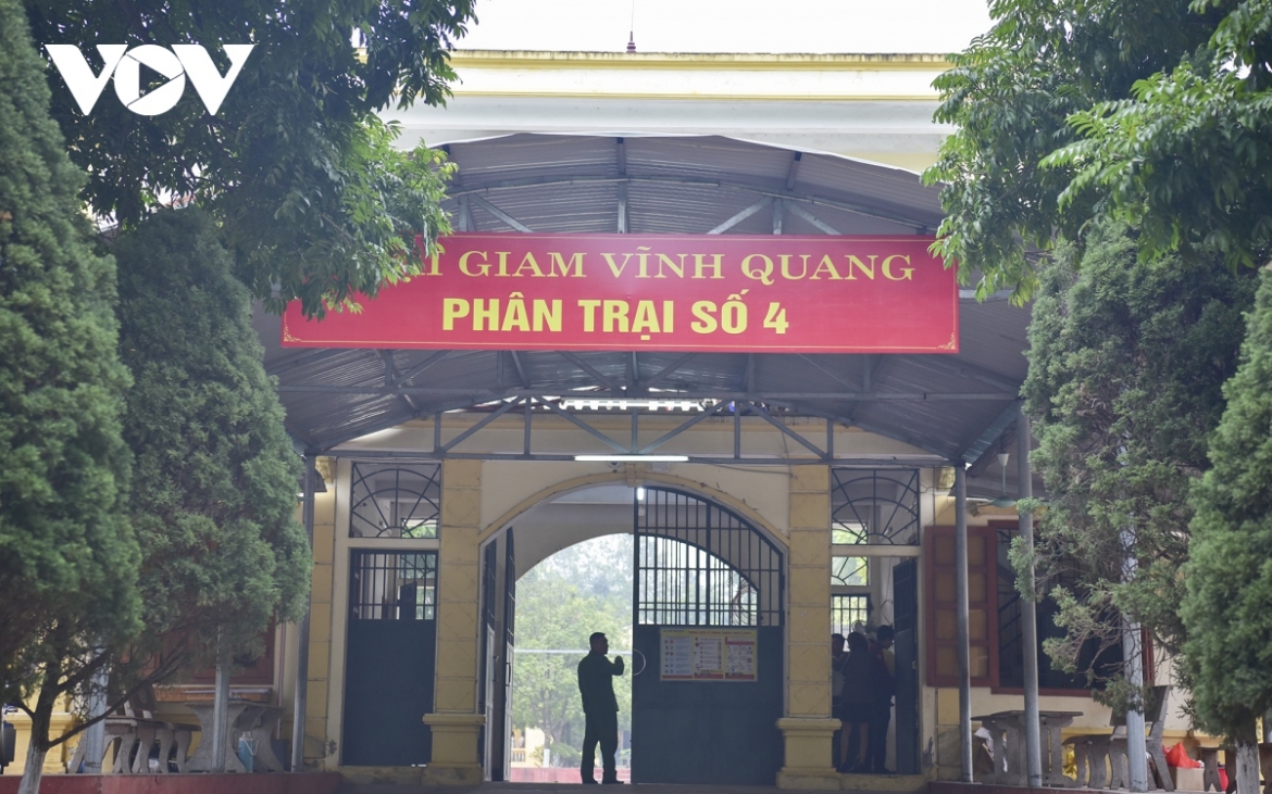 The detention camp is home to approximately 4,000 prisoners of whom 45 serving prison terms in sub-camp No4 are women of seven nationalities, mainly Lao and Chinese..