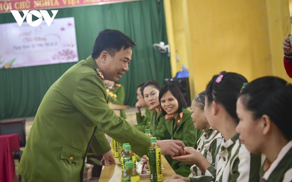 The prisoners are happy to receive gifts from camp officers. 