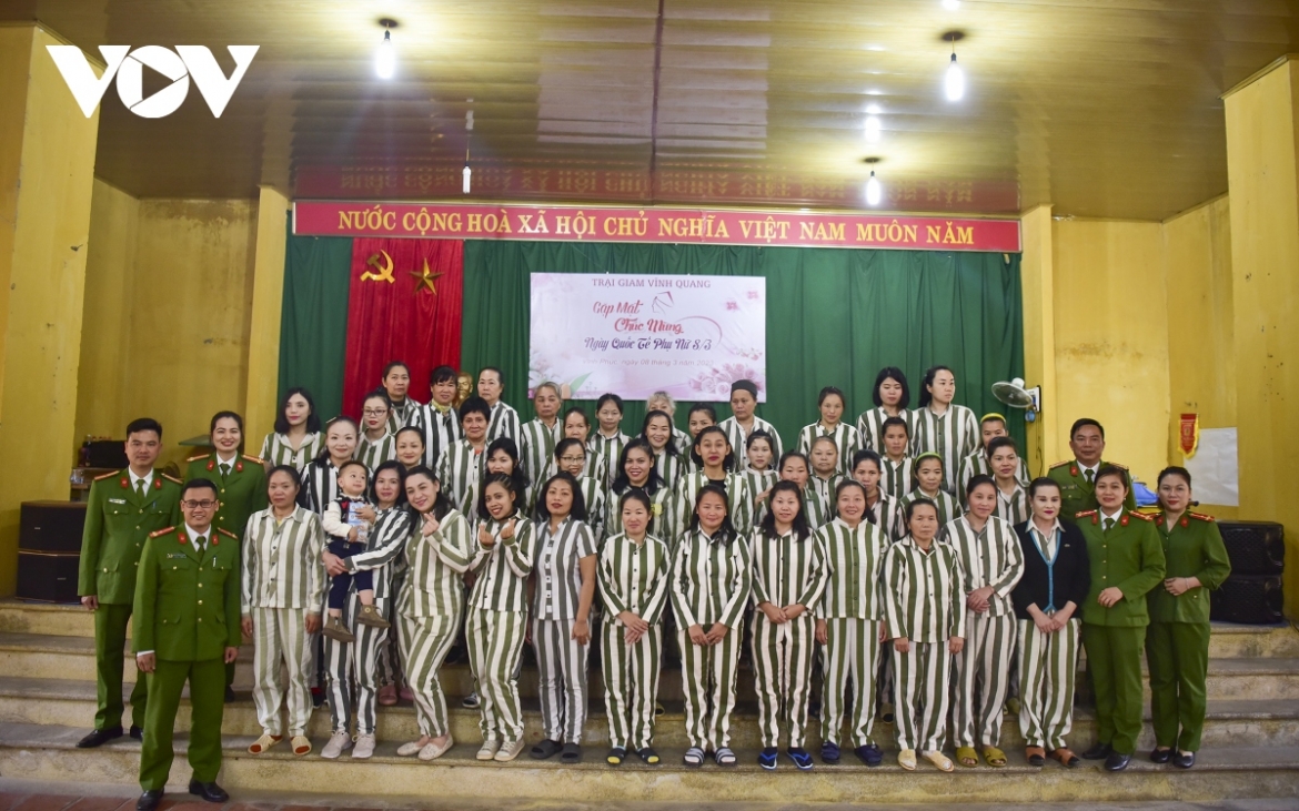 All women prisoners vow to perform well during the prison terms so that they will soon be released. 