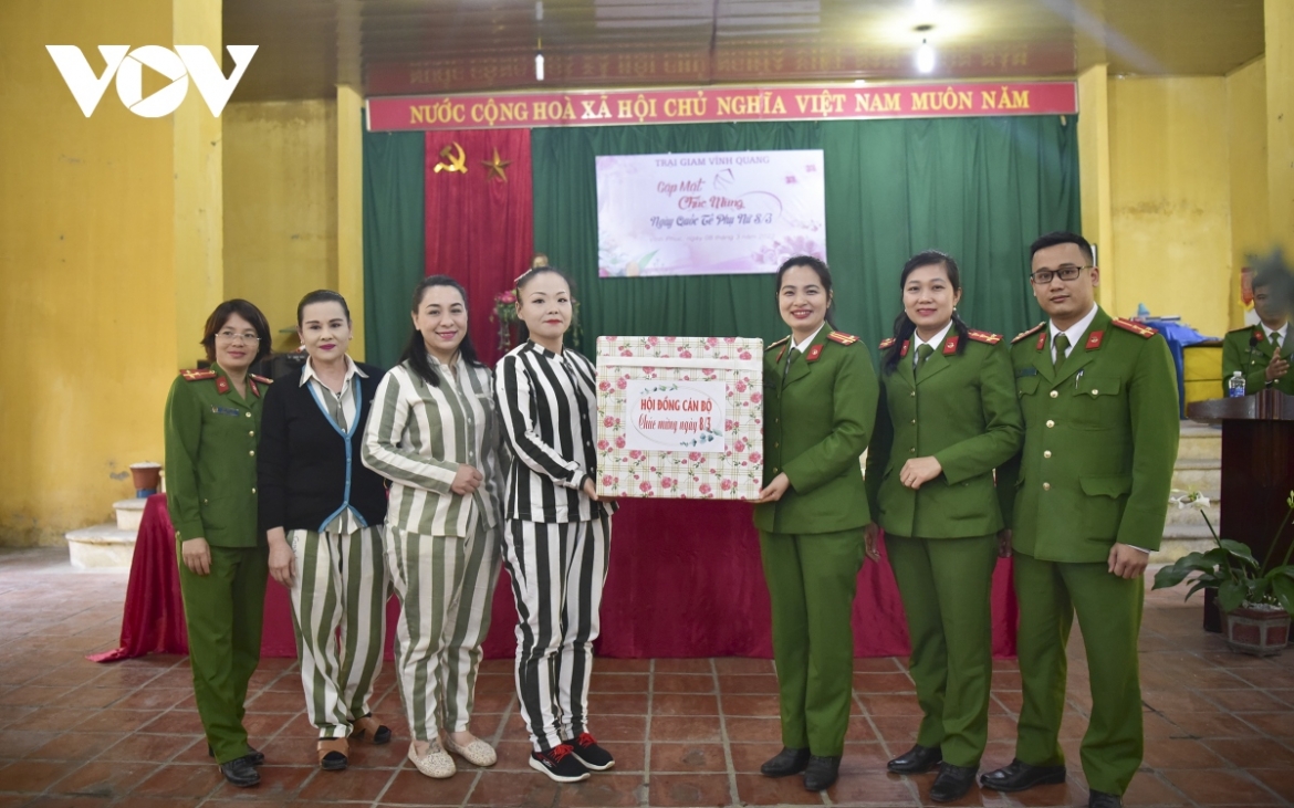Female prisoners also receive gifts from officers at the detention camp.
